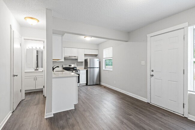 Foto del edificio - Summer Special! Spacious 3BR Townhome with New Upgrades + $250 Off First Month’s Rent