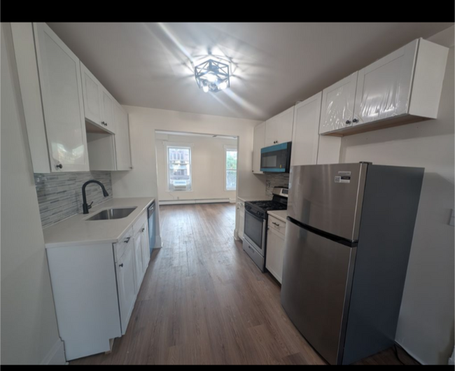 Kitchen area - 56 Madison Ave