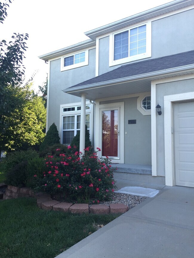 Foto del edificio - {7301} Quiet Cul-de-sac + Three Car Garage + Updated Kitchen + Finished Basement + Bedroom Level ...