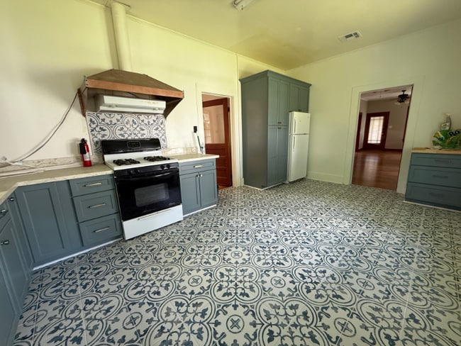 Building Photo - 416 Voorhies St