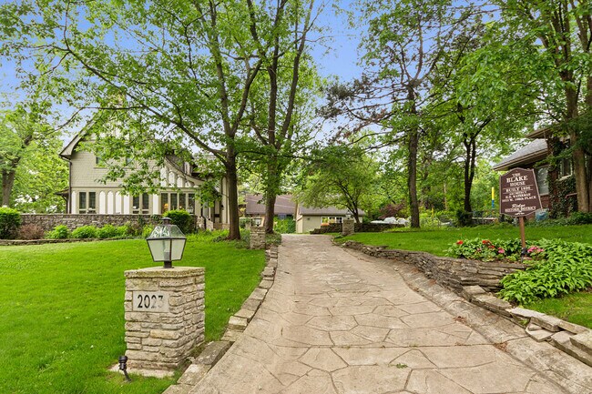 Foto del edificio - 2023-2027 W 108th Pl