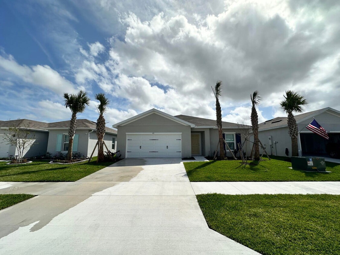 Primary Photo - 461 Cherimoya St