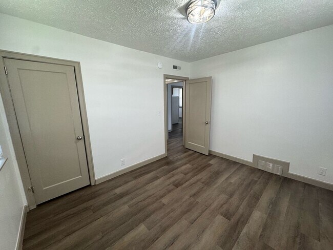 Foto del edificio - Updated 2BR Home in Kingsport For Rent - Detached 2 Car Garage