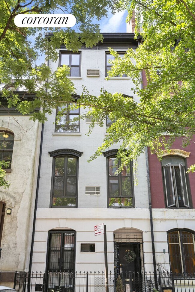 Foto del edificio - 230 E 11th St