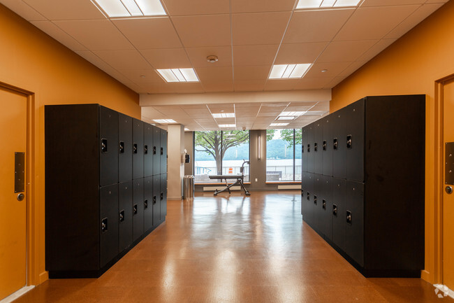 Gimnasio con casilleros y baños - Hudson Park South