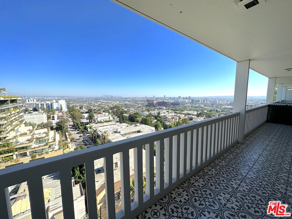 Primary Photo - 999 N Doheny Dr