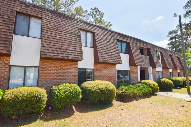 Building Photo - Charming Condo with community pool