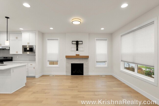 Foto del edificio - Spacious 4 BD 3 BA Home on a Corner Lot in...