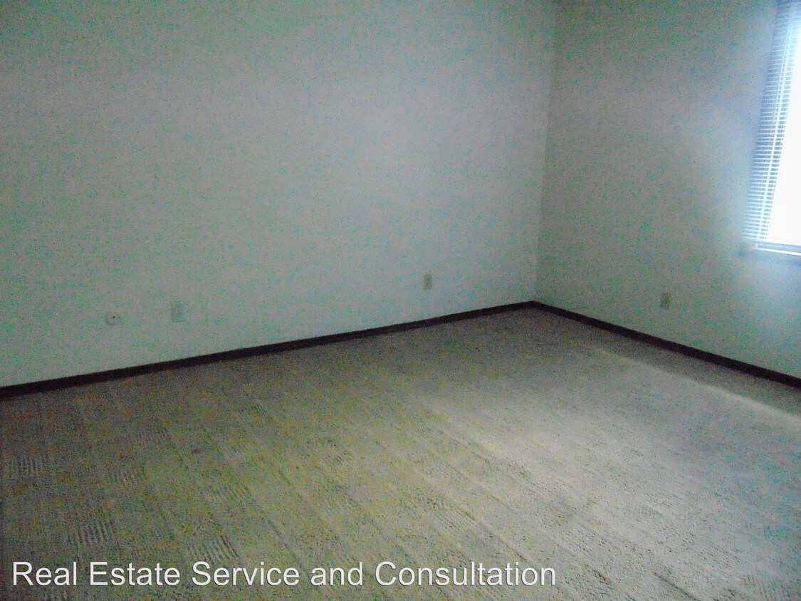 Building Photo - 1505 W Enos Ave