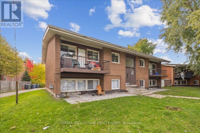 Photo du bâtiment - 2350-2350 Queensway Dr