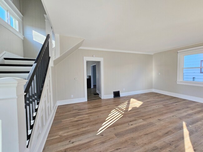 Building Photo - 930 3rd St