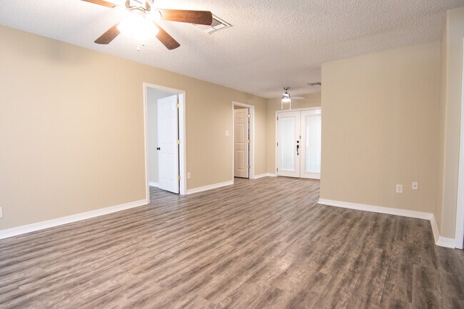 Foto del edificio - 7817 Walnut Dr