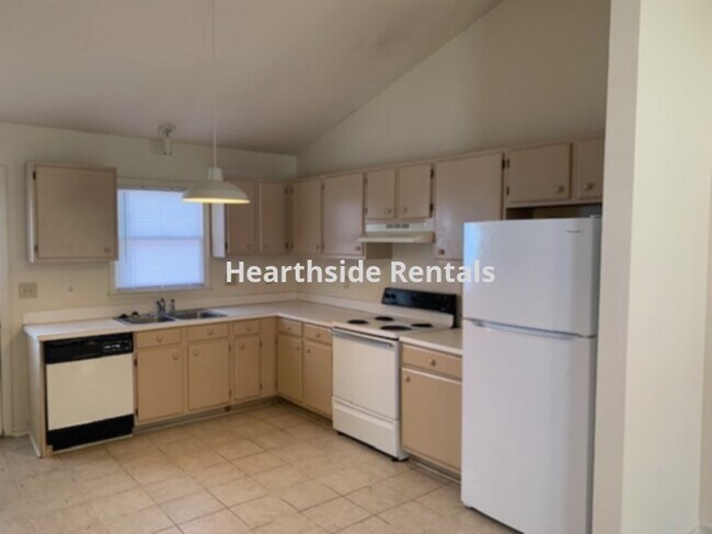Building Photo - **2 Bedroom 2 Bath Duplex Minutes Away Fro...