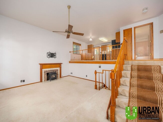 Building Photo - For Rent – Spacious Split-Level Home with ...