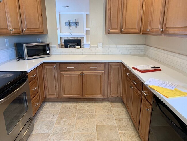 Building Photo - Large 3 Bedroom, 2.5 Bath House in Marina