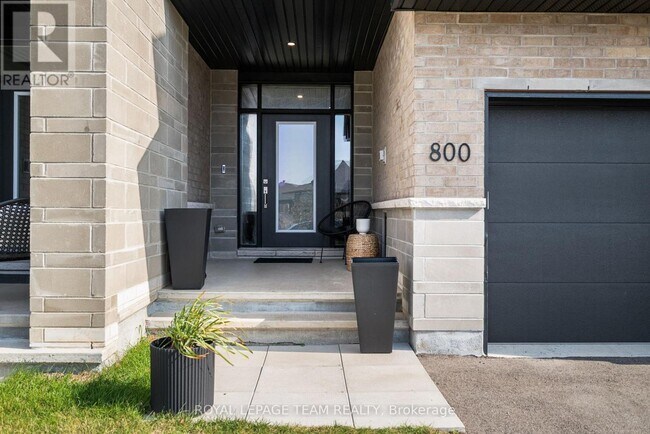 Photo du bâtiment - 800 Solarium Ave
