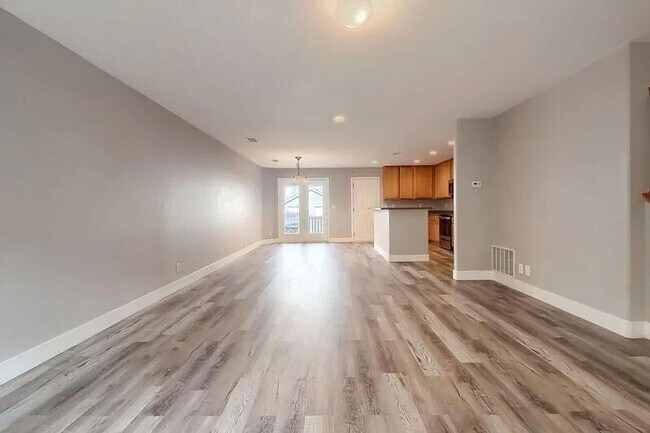 Building Photo - Beautiful 3 bedroom Townhome in Green Valley Ranch