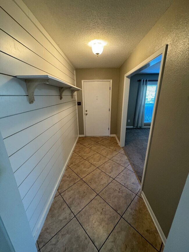 Foto del edificio - Room to roam in Haughton...