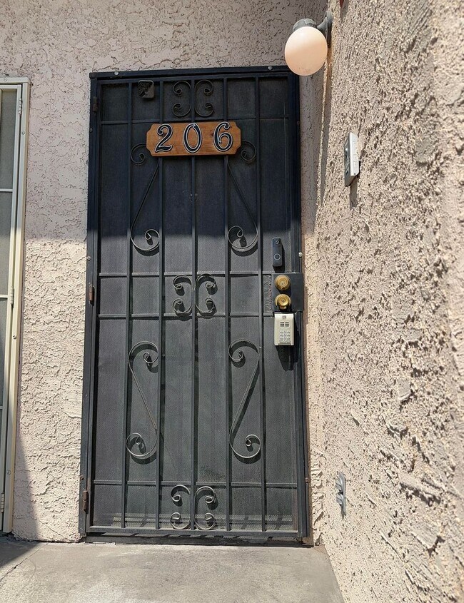 Foto del edificio - Centrally located 2 bedroom condo