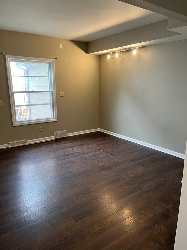 Building Photo - 412 Kenwood Ave