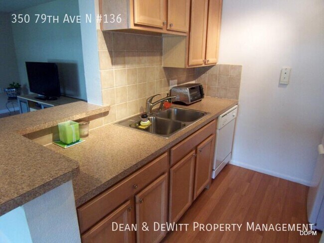 Foto del edificio - 350 79th Ave N