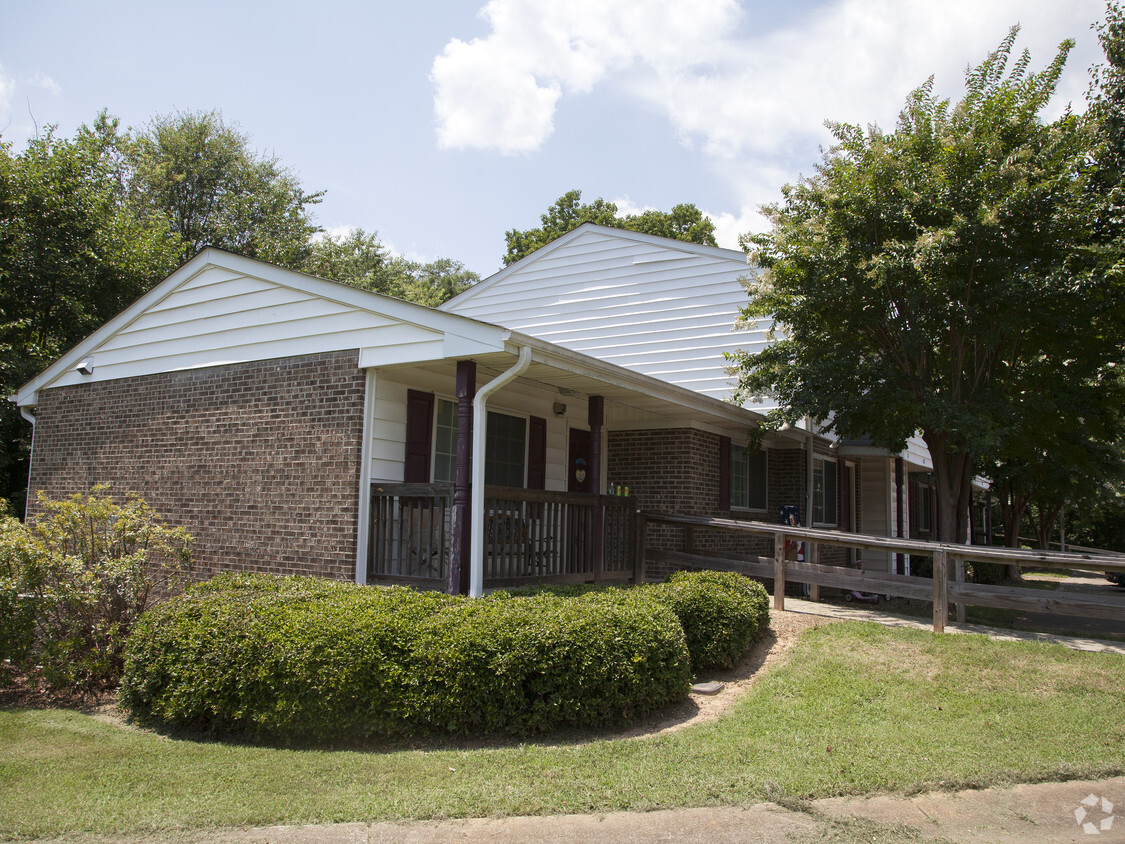 Building Photo - Green Oaks Apartments