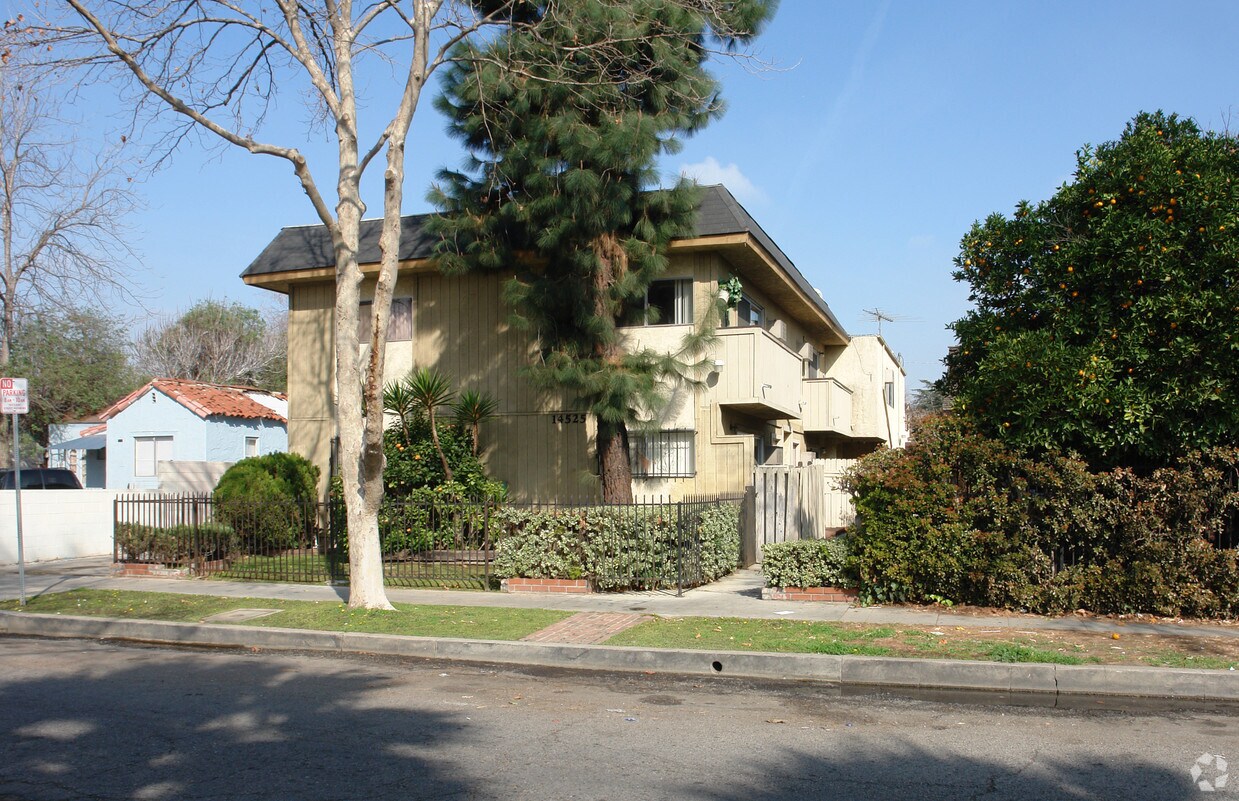 Foto del edificio - 14525 Vose St
