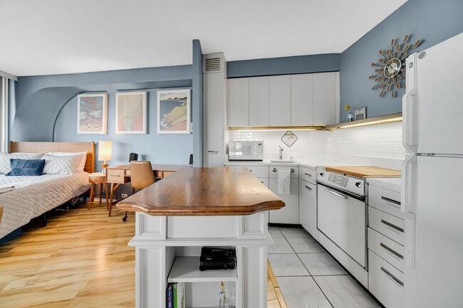 Building Photo - 300 N State St