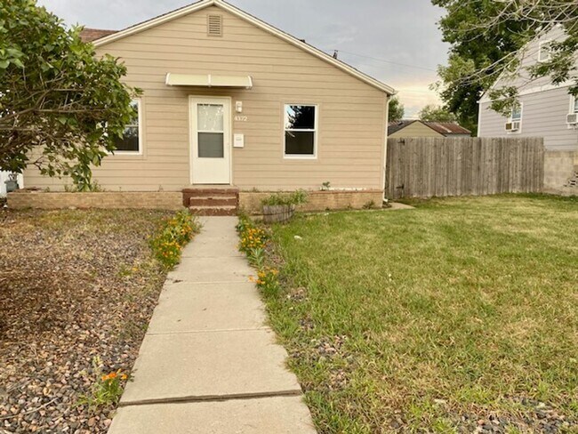 Building Photo - Mountain View Bungalow w/Garage and A/C