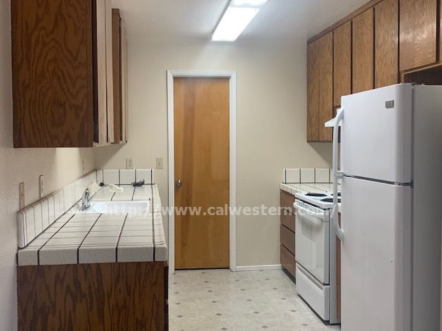 Building Photo - Spacious Duplex In Convenient Location