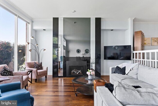 Foto del edificio - 543 Bridgeview Dr