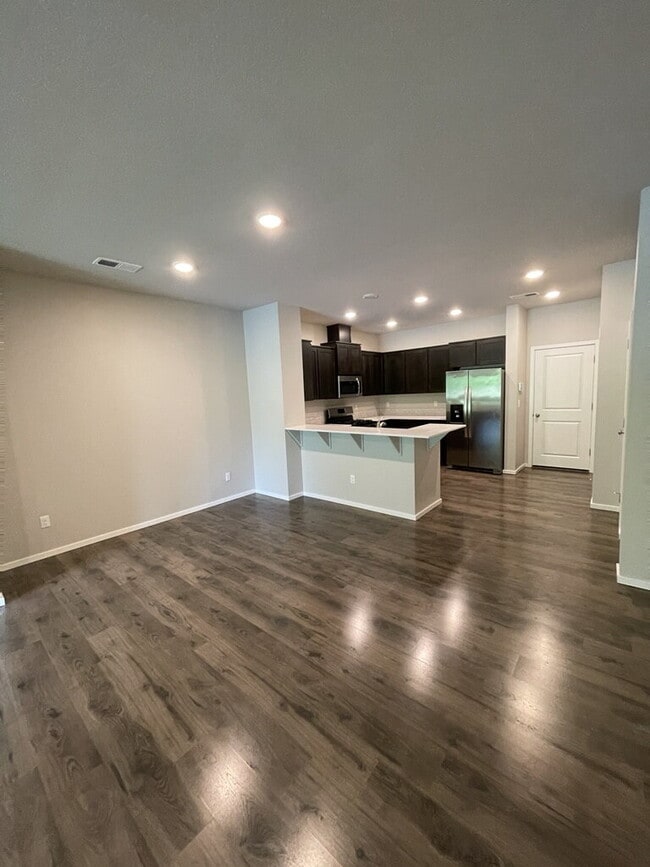 Building Photo - 3 Bedroom / 2.5 Bathroom Townhome - Near Bethany & PCC
