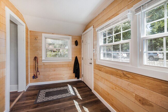 Photo - Charming 4Bed/2Bath with Two Huge Backyard House