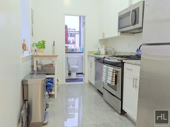 Building Photo - Beautiful Lenox Hill Convertible One Bedroom