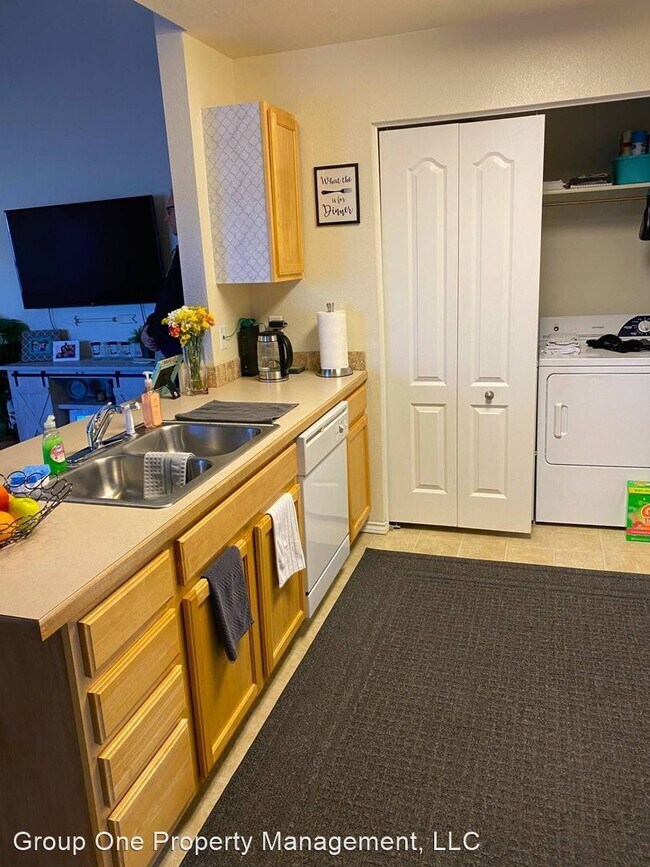 Building Photo - 2 br, 1 bath House - 11811 W. Cloverfield ...