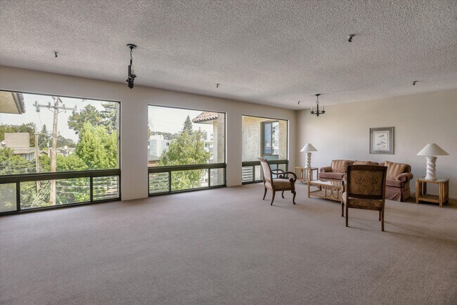 Building Photo - 525 Almer Rd