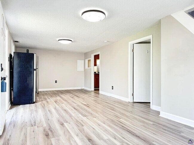 Building Photo - 317 Oakview Square