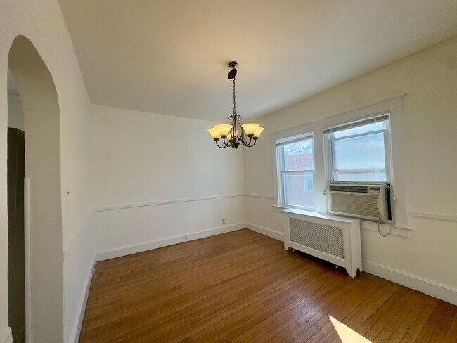 Building Photo - Spacious 3-Bedroom Home with Modern Comfor...