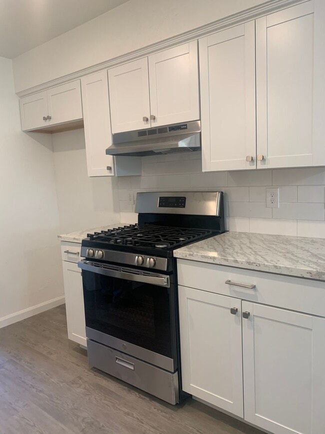 Building Photo - 2 BR 1.5 BA apartment
