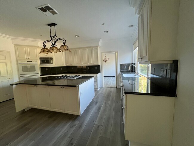 Building Photo - Gorgeous and spacious 5 bedroom home in Re...