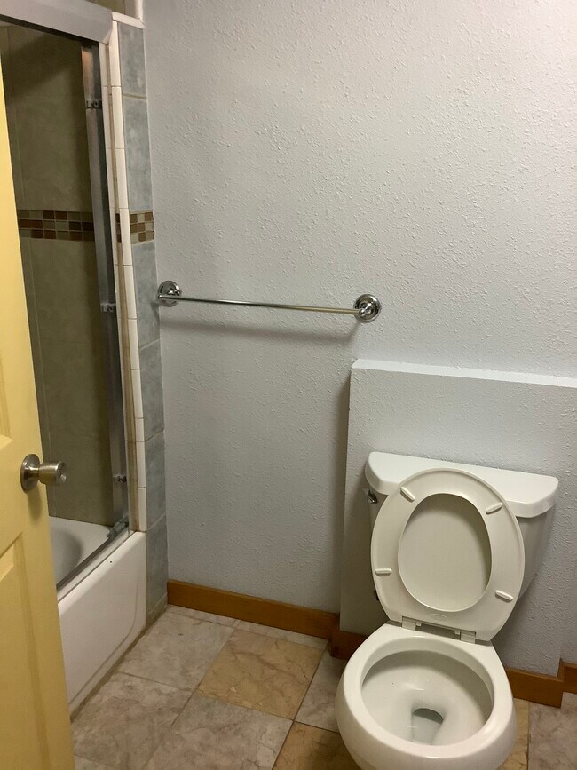 Bathroom - 5819 Bayview Ave