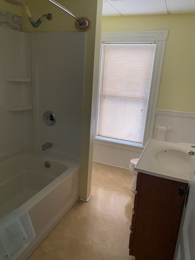 Bath and Shower Combo - 9 Fayette St