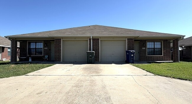 Building Photo - 2706 Ashley Dr