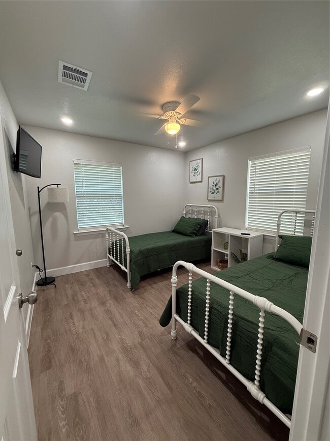 Building Photo - 3610 Newton Dr