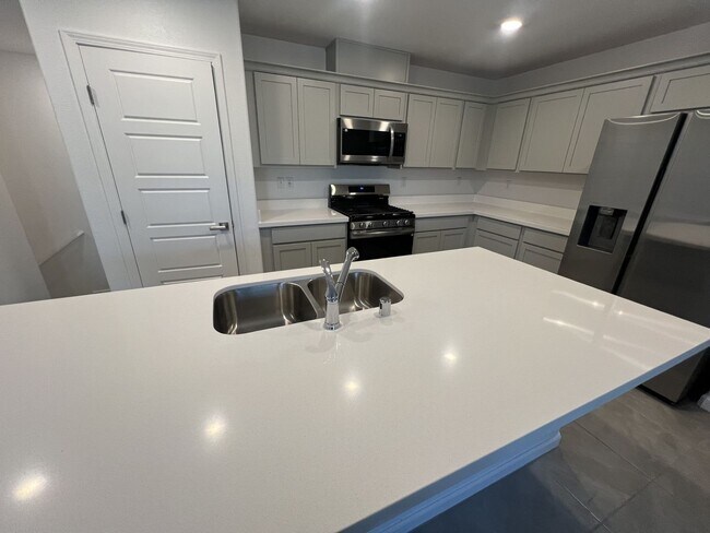 Foto del edificio - ELEGANT 2BED, 2BATH TOWNHOME!
