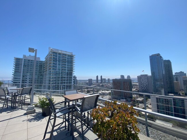 Foto del edificio - ***JUST REDUCED!!!*** Spacious 2 bedroom 2...