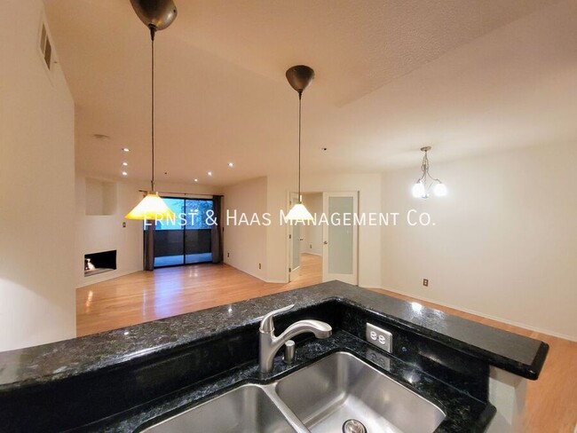 Foto del edificio - Stunning Downtown Condo, Fully Remodeled a...