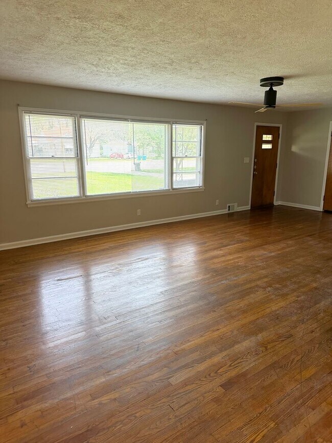 Building Photo - Perfect Home Near MSU and Mercy Hospital