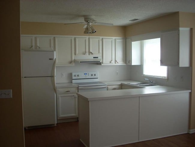 Building Photo - 115 W. Victoria Court, # A