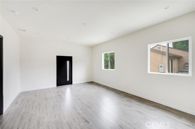 Foto del edificio - 8806 Enfield Ave